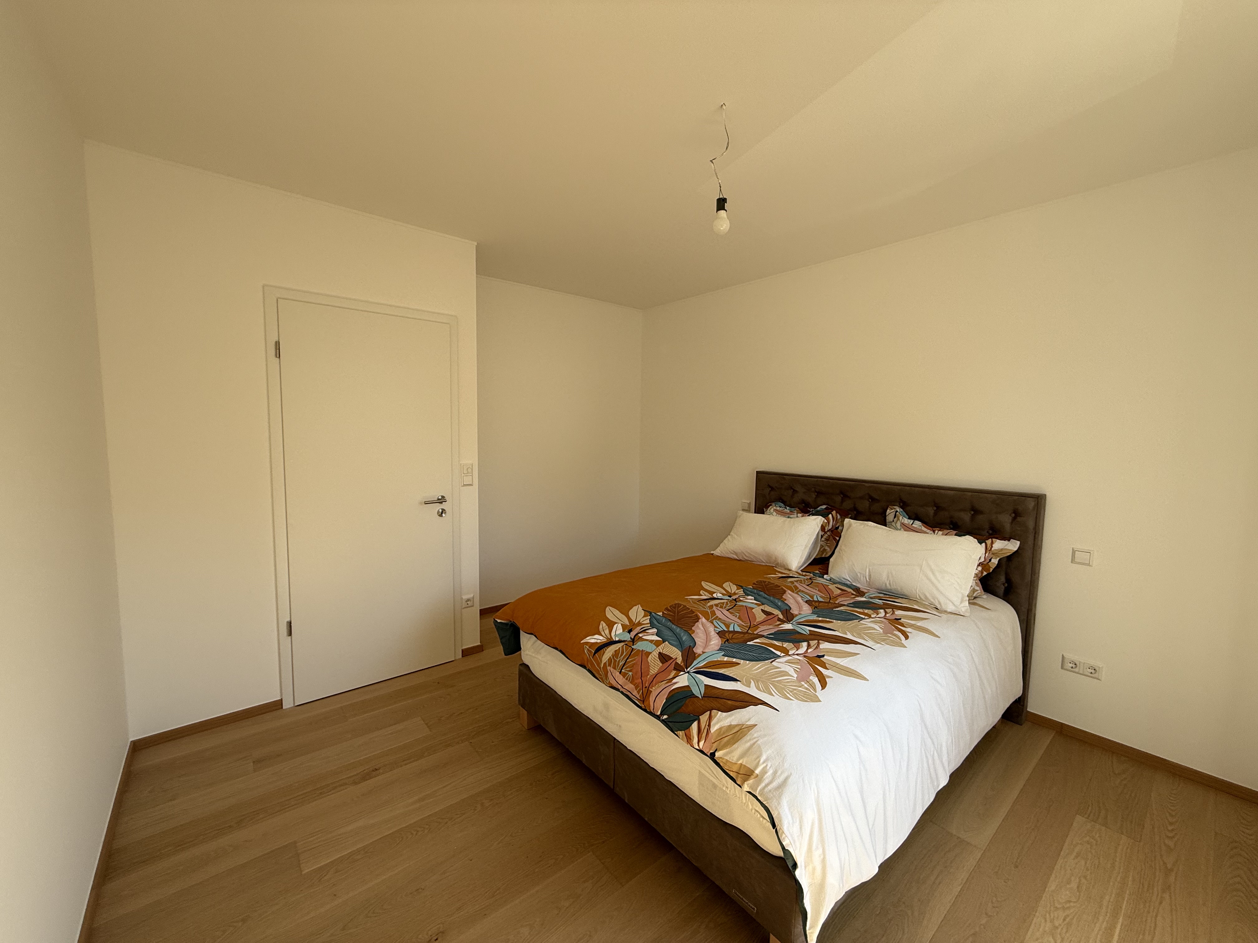 Renfoncement pour armoire dans la chambre parentale